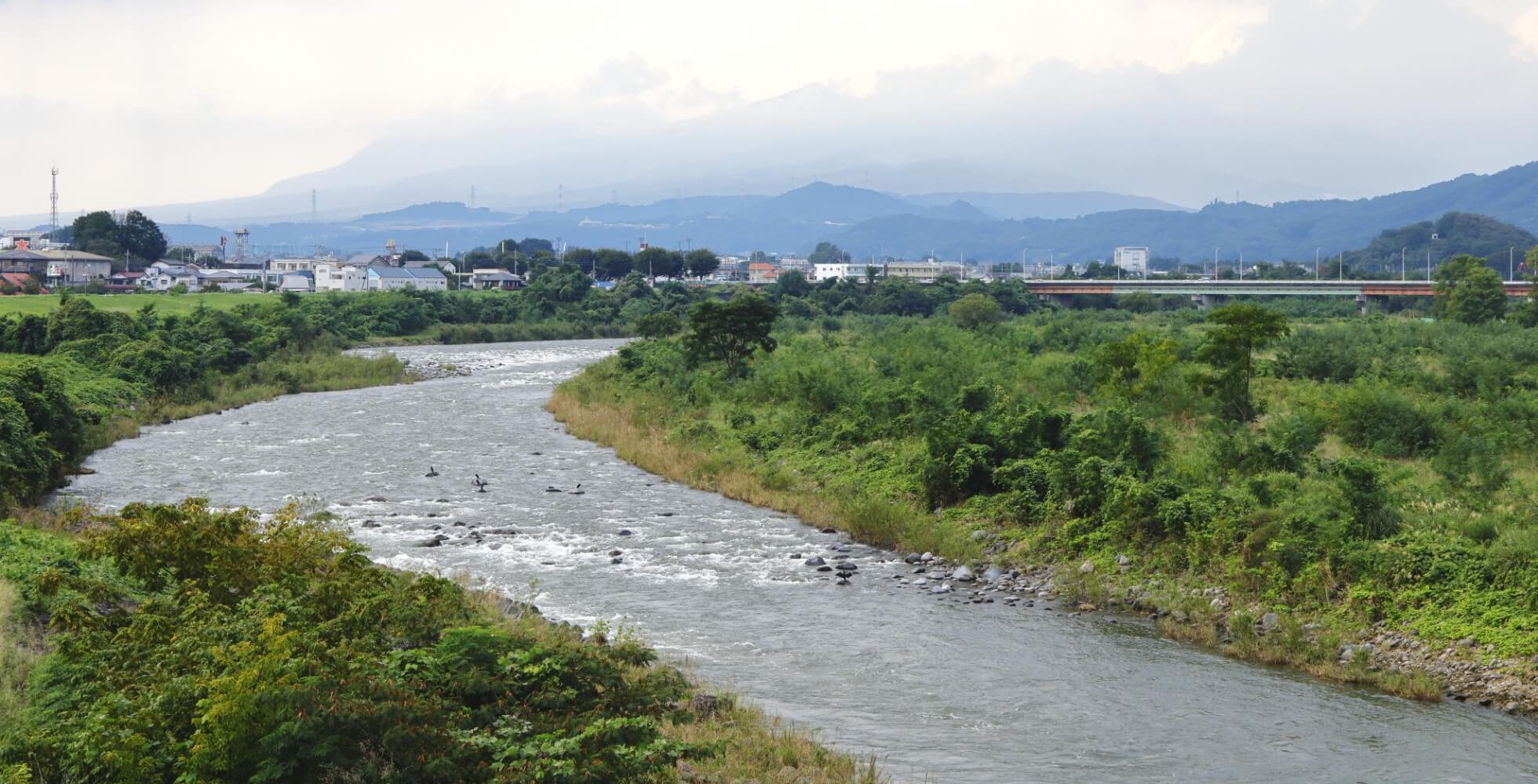 渡良瀬川と、その奥にうっすらと見える赤城山