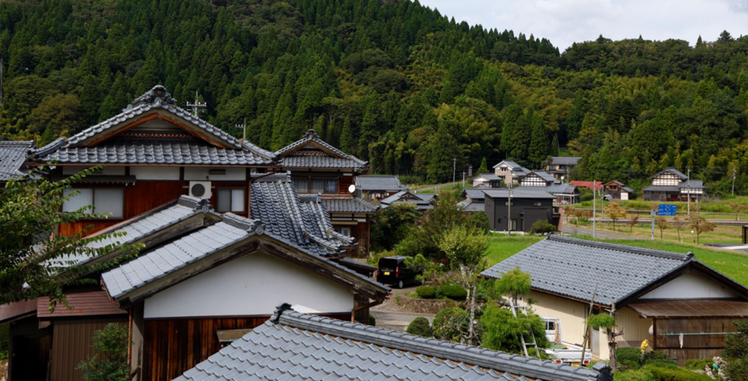 瓦屋根が続く、越前の町並み